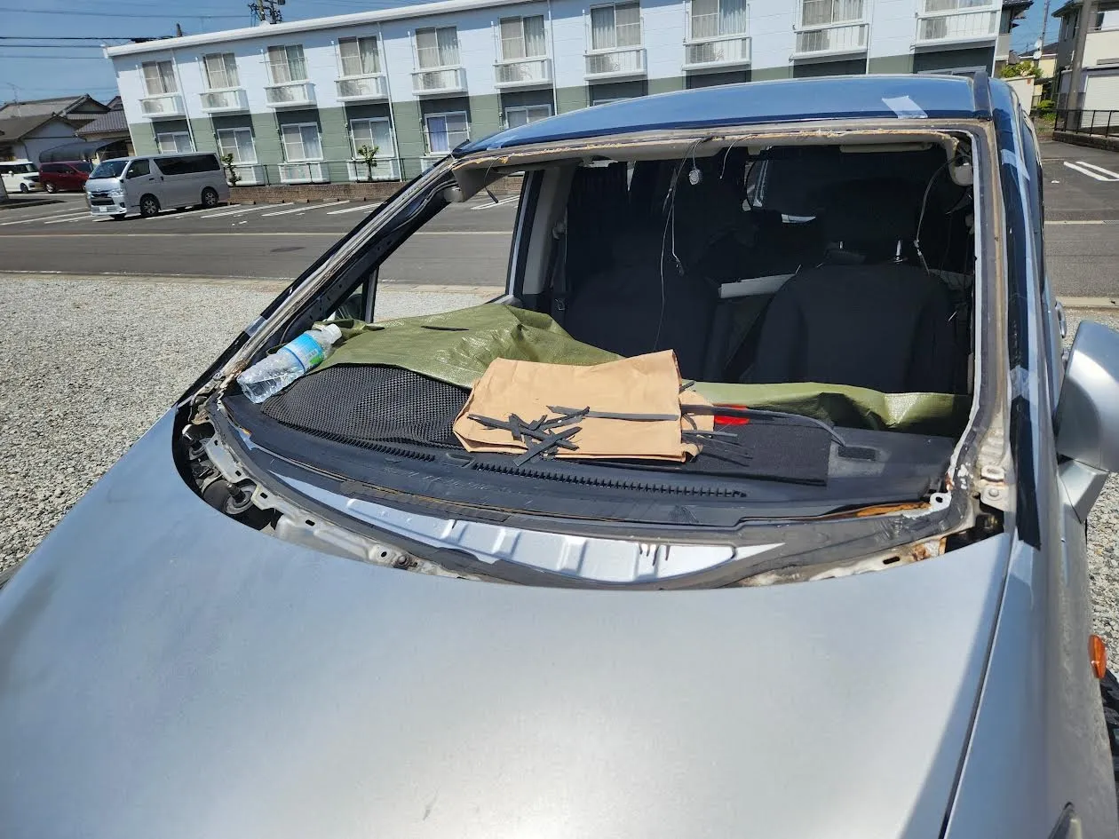 自動車のフロントガラス交換手伝い ガラス取り外し