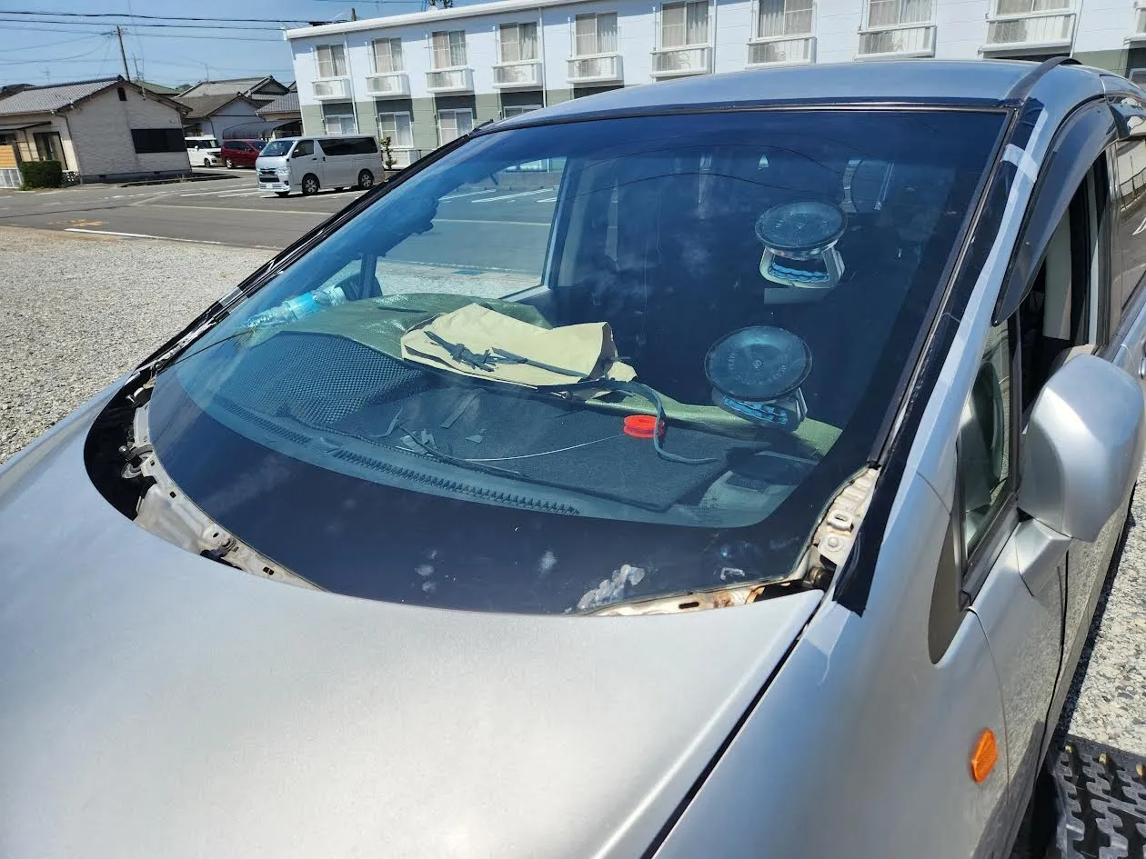 自動車のフロントガラス交換手伝い ガラス取付け